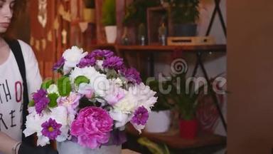 花店，花店布置现代花束，年轻英俊的花店在花店做花束